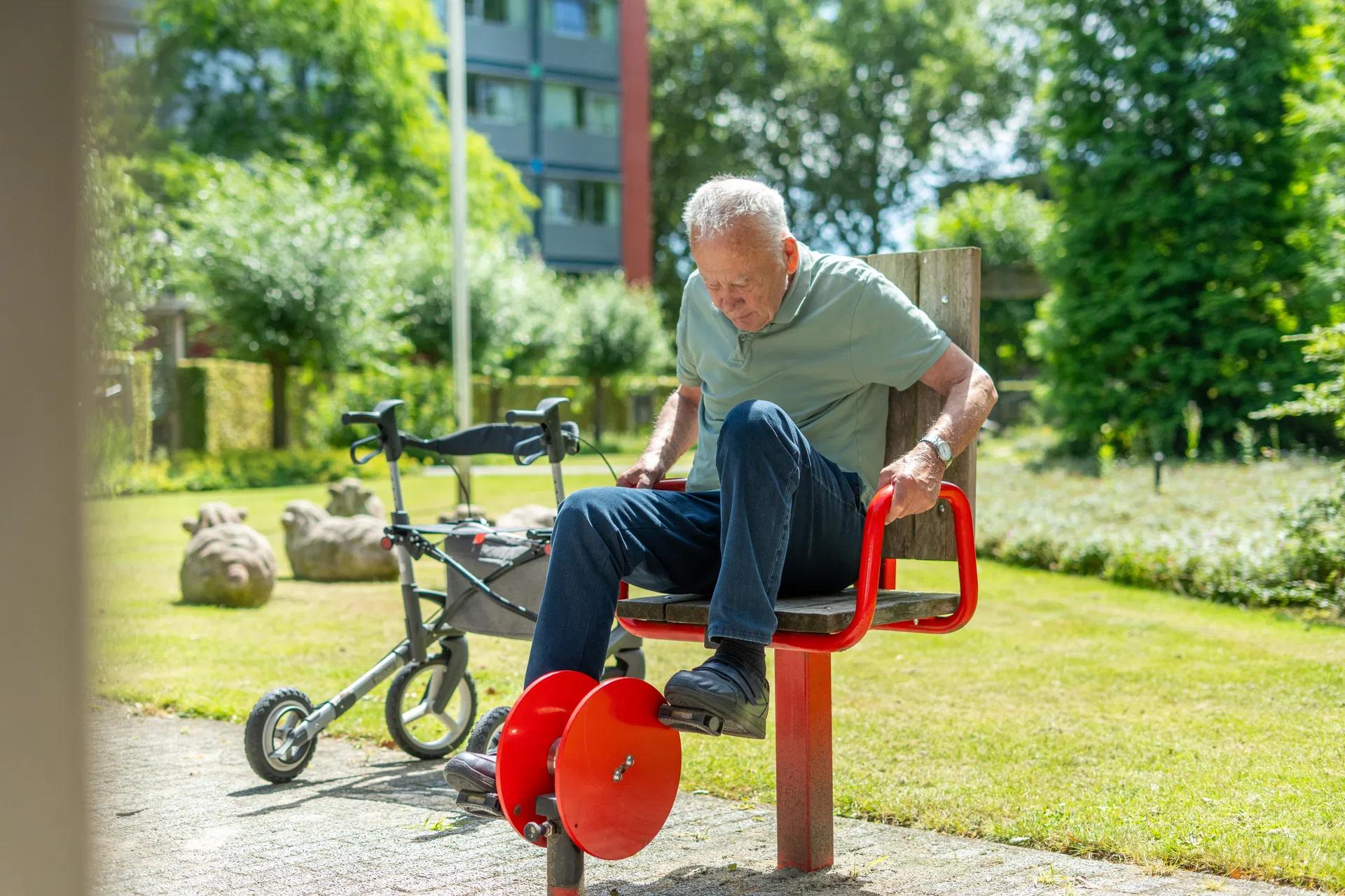 Een oudere op een fiets